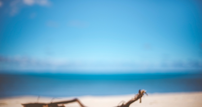 Bíblia na areia da praia. (Foto: Ben White/Unsplash)