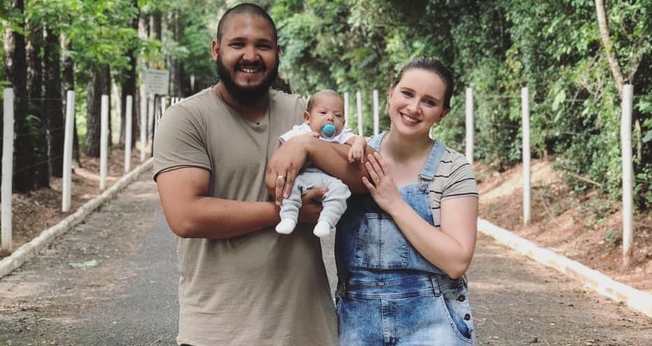 Israel Salazar ao lado da esposa, Priscila, e do filho, Emanuel. (Foto: Reprodução/Facebook)