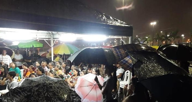 Igreja em Praia Grande foi destruída por temporal faz culto embaixo de chuva (Foto: Arquivo Pessoal/Wellington Souza)