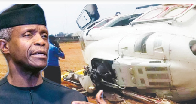 Vice-presidente da Nigéria Yemi Osinbajo e helicóptero que caiu perto do Kaaba Township Stadium. (Foto: Reprodução/Punch NG)