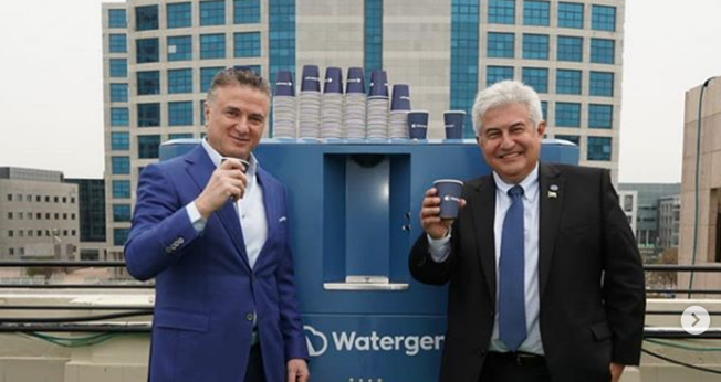 A Watergen doou ao Brasil dez máquinas de médio porte, como a da foto, que podem produzir até 900 litros de água potável por dia. (Foto: Instagram/Marcos Pontes)