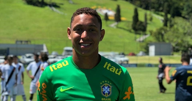 Christian Esmério com a camisa da Seleção Brasileira. (Foto: Reprodução/Instagram)