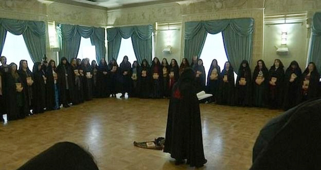 Bruxas se reuniram para demonstrar seu apoio a Putin. (Foto: Reprodução/Reuters)