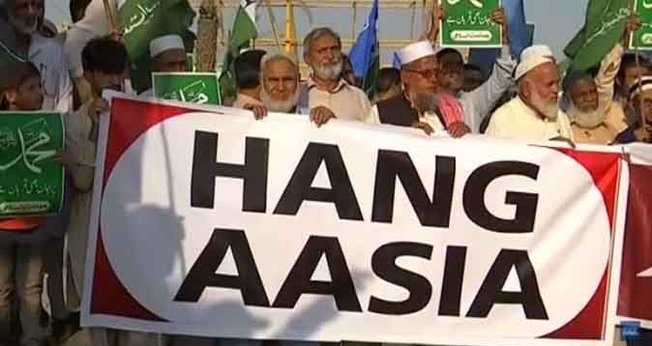 Islâmicos em protesto para exigir a execução da cristã Asia Bibi no Paquistão, em 4 de novembro de 2018. (Foto: Reprodução/YouTube)