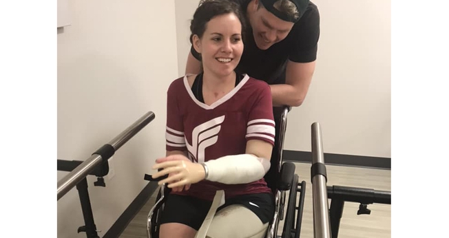 Kaylene Murphy perdeu os membros após sofrer um acidente durante escalada com o namorado, Josh. (Foto: Reprodução/Facebook)
