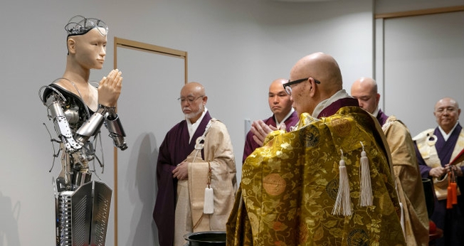 Monges budistas participam de cerimônia para expor o Kannon Android no templo Kodaiji em Kyoto. (Foto: Divulgação/Yoshiko Sato)