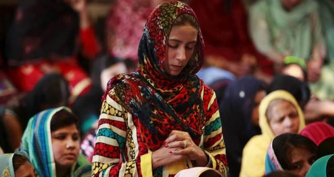 Cristãos participam de uma oração no Paquistão. (Foto: Mohsin Raza/Reuters)