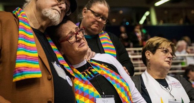Decepção estampa semblante dos que apoiam o casamento gay na igreja Metodista Unida americana que votou contra a união. (Foto: Sid Hastings/AP)