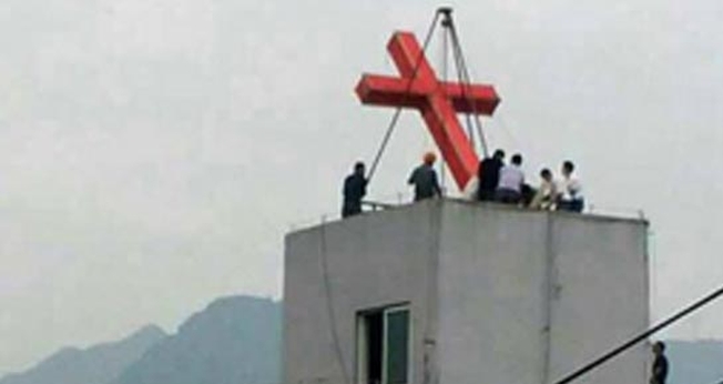 Cruz sendo retirada do topo do prédio da Igreja Cristã de Chengdong (Foto: Reprodução/ChinaAid)