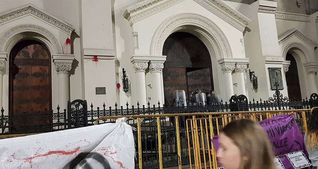 Projéteis de tinta foram lançados por feministas contra a Iglesia del Cordón no Uruguai. (Foto: Igreja Católica de Montevidéu)