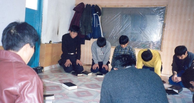 Cristãos fazem cultos domésticos clandestinos na Coreia do Norte. (Foto: Reprodução/Cornerstone Ministries)