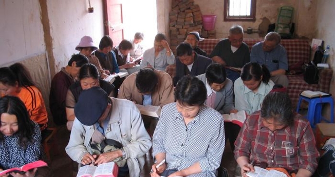 Cristãos se reúnem clandestinamente em casas na China por não poderem frequentar igrejas. (Foto: Reprodução/Ásia News)