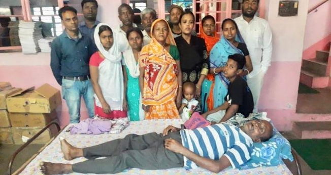 Cristão agredido por radicais hindus dentro de casa. (Foto: Divulgação/Ásia News)