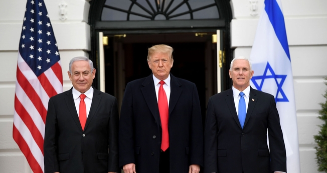 Premiê israelense, Benjamin Netanyahu, presidente dos EUA, Donald Trump e o vice Mike Pence em Washington. (Foto: Saul Loeb/AFP)