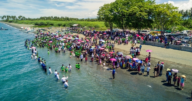 Pessoas sendo batizadas na Ilha Mindoro, nas Filipinas, em 2017. Cerca de 1.400 pessoas foram batizadas após reuniões evangelísticas, que precedem uma campanha nacional em 2018. (Foto: Nick Knecht/AWR)