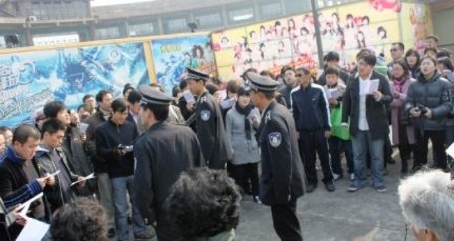 Crentes são impedidos de entrar na igreja que teve fechaduras trocadas pelas autoridades chinesas. (Foto: Reprodução/Asia News)