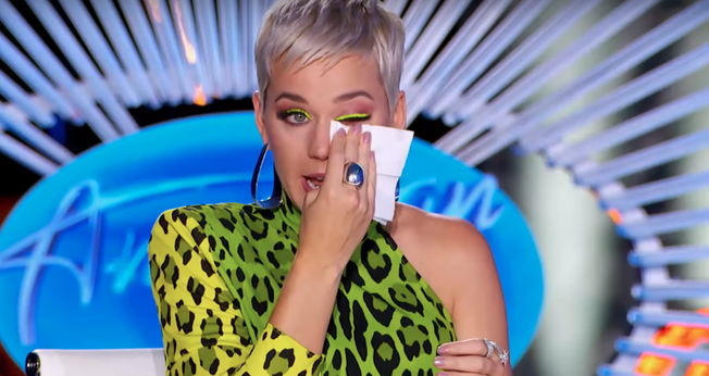 Katy Perry se emocionou com a história de uma das participantes do “American Idol”. (Foto: Reprodução/YouTube)