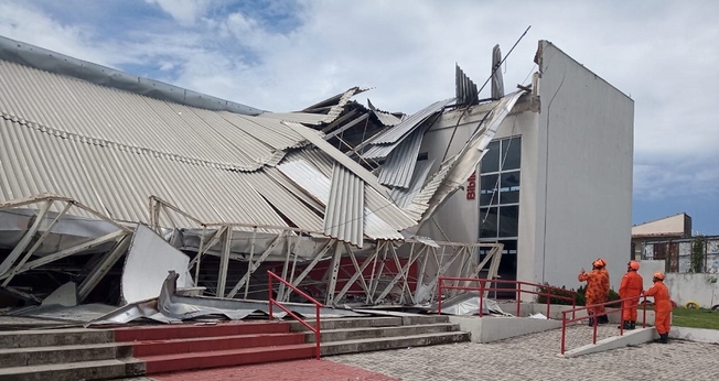 Cerca de 90 alunos estavam no auditório da escola em um grupo de oração. (Foto: Reprodução/Tribuna do Ceará)