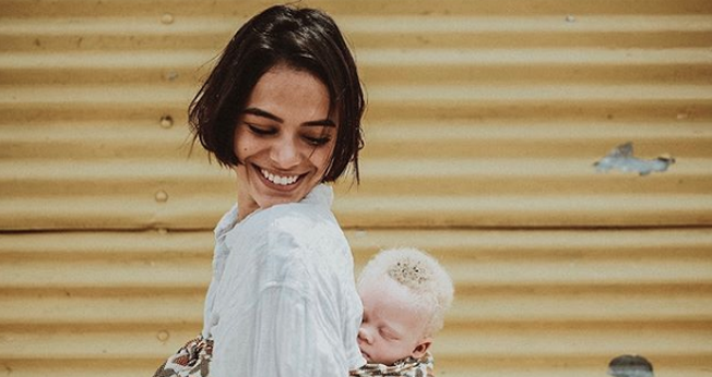 Atriz Bruna Marquezine carregando um bebê albino em Kuito, Angola. (Foto: Vatanabe Cruz)