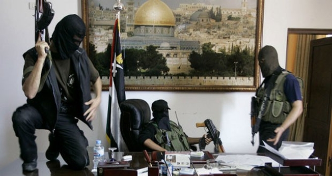Integrantes do Hamas tomam o escritório do presidente palestino Mahmoud Abbas, em 2007 (Foto: Reprodução/AP)