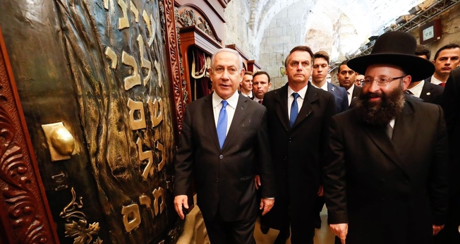 Presidente Jair Bolsonaro e o primeiro-ministro de Israel, Benjamin Netanyahu, durante visita ao Muro das Lamentações. (Foto: Alan Santos/PR)