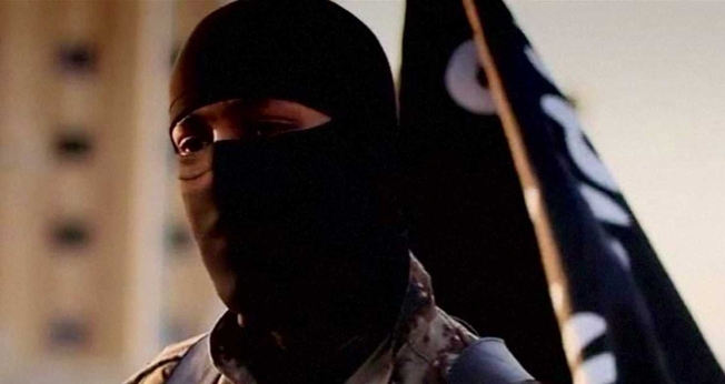 Homem mascarado em vídeo divulgado por militantes do Estado Islâmico em 2014. (Foto: Reuters/FBI)