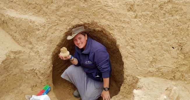 Arqueólogo segura objeto de 2.000 anos descoberto na escavação. (Foto: Divulgação/Autoridade de Antiguidades de Israel)