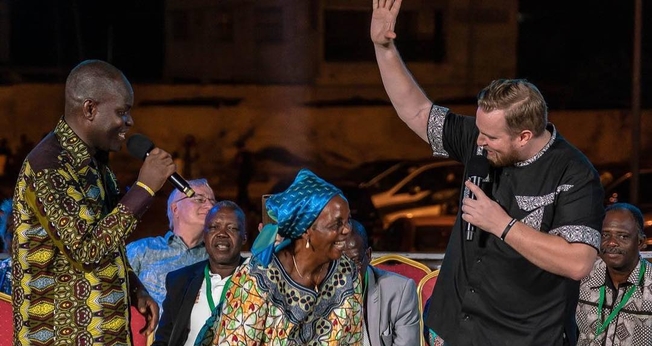 Mulher que se rastejava fica de pé e começa a andar durante Conferência Fire, no Togo. (Foto: Reprodução/O. Volyk)