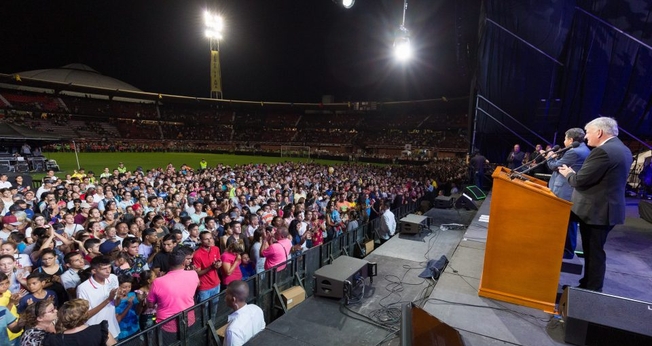 Na Colômbia, Franklin Graham prega sobre Lucas 19, a história de Zaqueu, que estava curioso sobre Jesus. (Foto: Reprodução/BGEA)