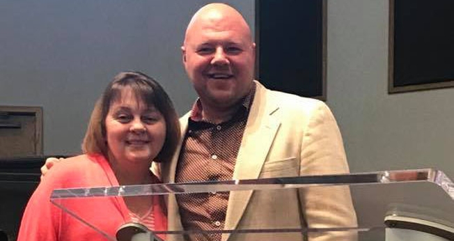 Misty Burdette ao lado de seu pastor, Brad Smith, na Igreja Assembleia de Deus. (Foto: Reprodução/Facebook)
