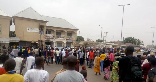 Multidão assistia à marcha dos Boys Brigade no Dia de Páscoa, em Gombe, Nigéria. (Foto: Reprodução/The Herald)