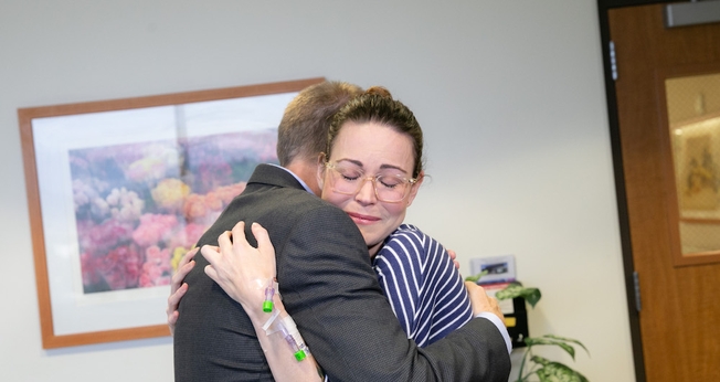 O doador de fígado, Damian Delaney, e a destinatária, Breana Shaw, se encontram pela primeira vez no Hospital Keck, em Los Angeles. (Foto: Ricardo Carrasco III/Keck Medici/TNS)