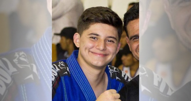 Jovem se enforca com faixa do uniforme de jiu-jitsu do pai. (Foto: Reprodução)