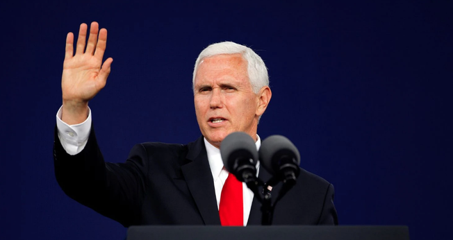 Vice-presidente dos EUA, Mike Pence, acena para o público no final de seu discurso na Liberty University. (Foto: Jonathan Drake/Reuters)