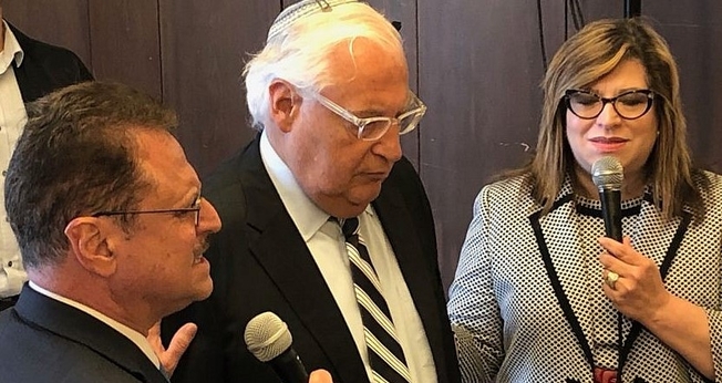 Embaixador dos EUA em Israel David Friedman (centro) ao lado do pastor Mario Bramnick (canto inferior esquerdo), presidente da Coalizão Latina para Israel. (Foto: Reprodução/JNS)