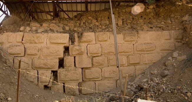 Muro quebrado pelo terremoto no castelo das Cruzadas encontrado em Tell Ateret, que foi construído inteiramente perto da fenda do Mar Morto. (Foto: Reprodução/Haaretz)