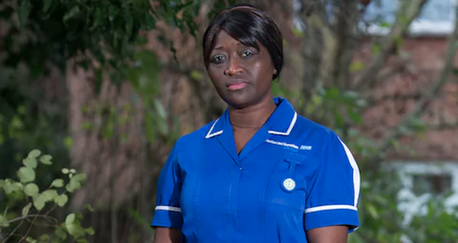 A enfermeira Sarah Kuteh foi demitida do hospital Darent Valley, na Inglaterra. (Foto: David Mchugh/Brighton Pictures)