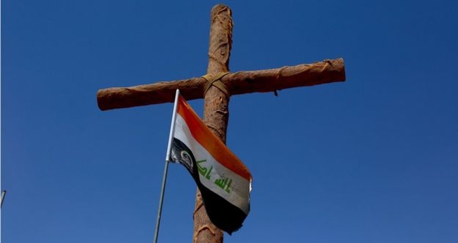 Cruz e bandeira do Iraque. (Foto: Reprodução/Jewan Abdi)