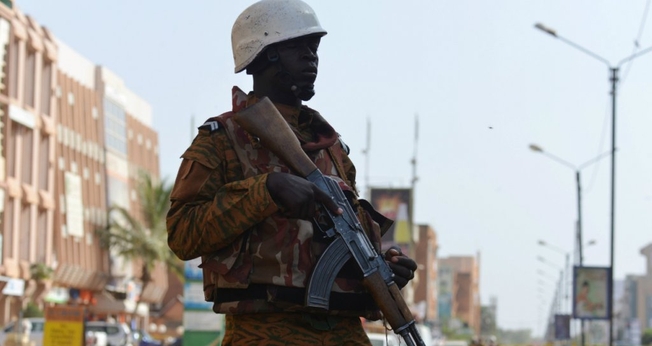 Gendarme de Burkina Faso do lado de fora do hotel Splendid, após um ataque em Ouagadougou, em 16 de janeiro de 2016. (Foto: Issouf Sanogo/AFP)