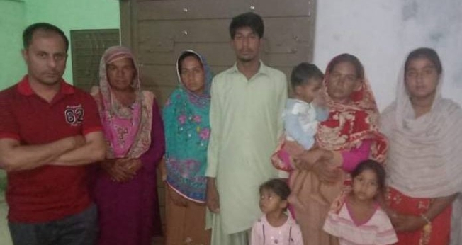 Zeeshan Masih, da BPCA (à esquerda), posa com membros da família Masih no distrito de Arif Wala Tehsil, na província de Punjab, no Paquistão, em maio de 2019. (Foto: Reprodução/BPCA)