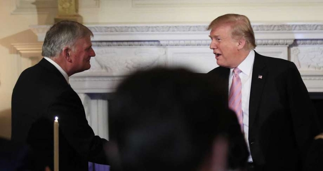 Presidente dos EUA, Donald Trump, cumprimenta Franklin Graham no jantar do Dia Nacional de Oração, na Casa Branca. (Foto: Manuel Balce Ceneta/Associated Press)