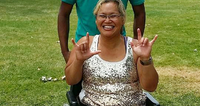 Dorice Russell, que é parcialmente surda, diz 'eu te amo' na linguagem de sinais. (Foto: Reprodução/Facebook)