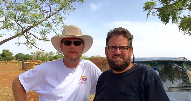 Jeff Riddering (esquerda) ao lado de seu irmão, Mike, que foi morto em ataque em Burkina Faso. (Foto: Arquivo pessoal)
