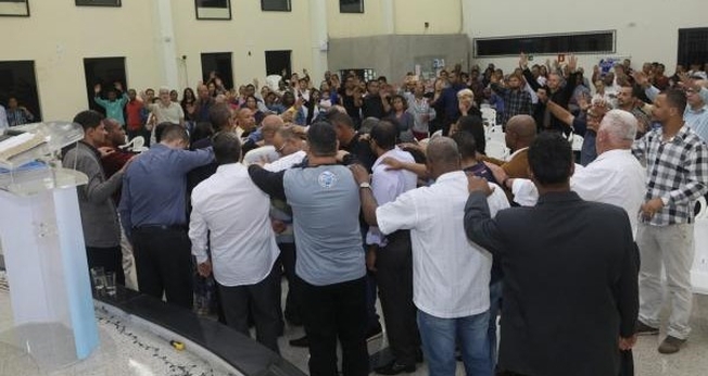 Pastores se unem em culto na Igreja de Paracatu onde fiéis foram assassinados recebe culto de oração. (Foto: Reprodução/Zé Luiz)