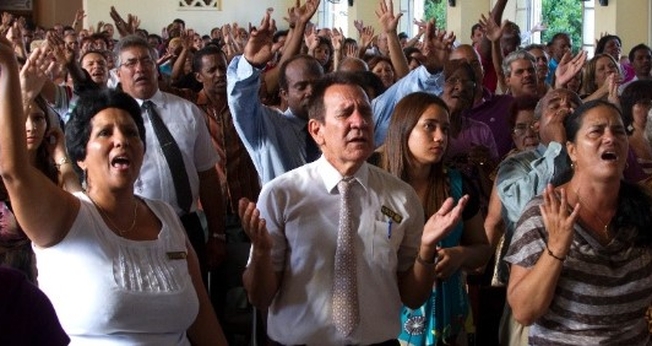 Evangélicos participam de culto em Cuba. (Foto: Jose Goitia/The New York Times)