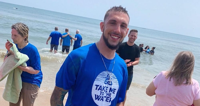 Jacob Palmer foi evangelizado ao tentar pular da ponte e foi batizado. (Foto: CBN News)