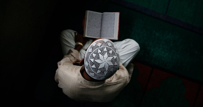 Imagem ilustrativa. Muçulmano segurando o Alcorão, livro sagrado do Islã. (Foto: Narendra Shresthaepa/EPA)
