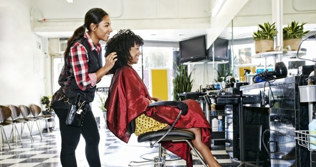 Dicas para acertar na escolha do salão de beleza. (Foto: Peathegee Inc/Getty Images)