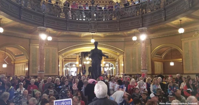 Parlamento de Illinois com pessoas pró-vida protestando contra o aborto instituído no estado em todas as fases da gravidez. (Foto: Illinois Family Institute/Facebook)