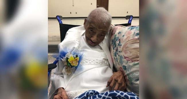 Ruth Hilliard acredita que sua longevidade está relacionada à sua fé em Deus. (Foto: Reprodução/WTVD)